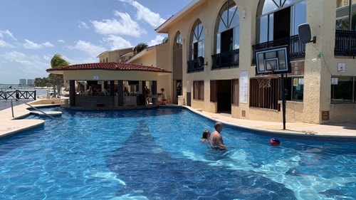 Ideal Place, Beachfront w/ ocean views!