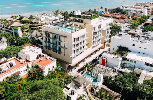Best Pool on Rooftop with Ocean Views & Bar Area