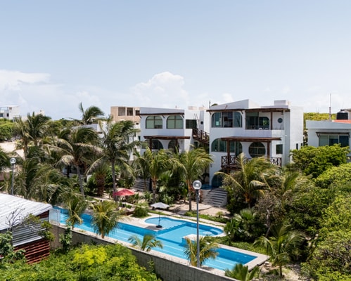 Villa with pool inside the house, 90m from Beach!