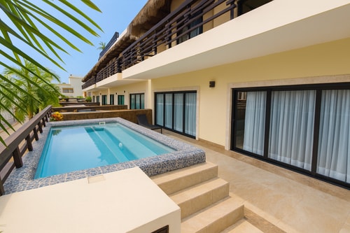 Premium 2 Bdr Private Pool Apt Steps from Beach