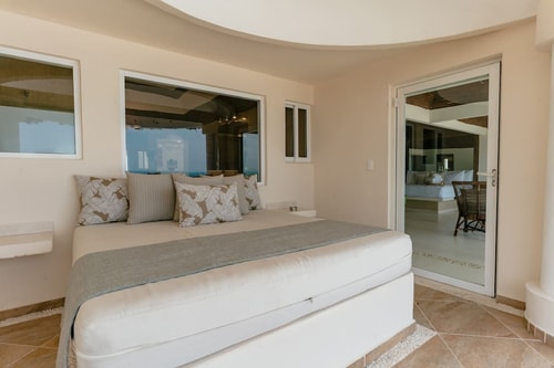 Captivating Beachfront Villa w/ Infinity Pool 21 Solmar Rentals