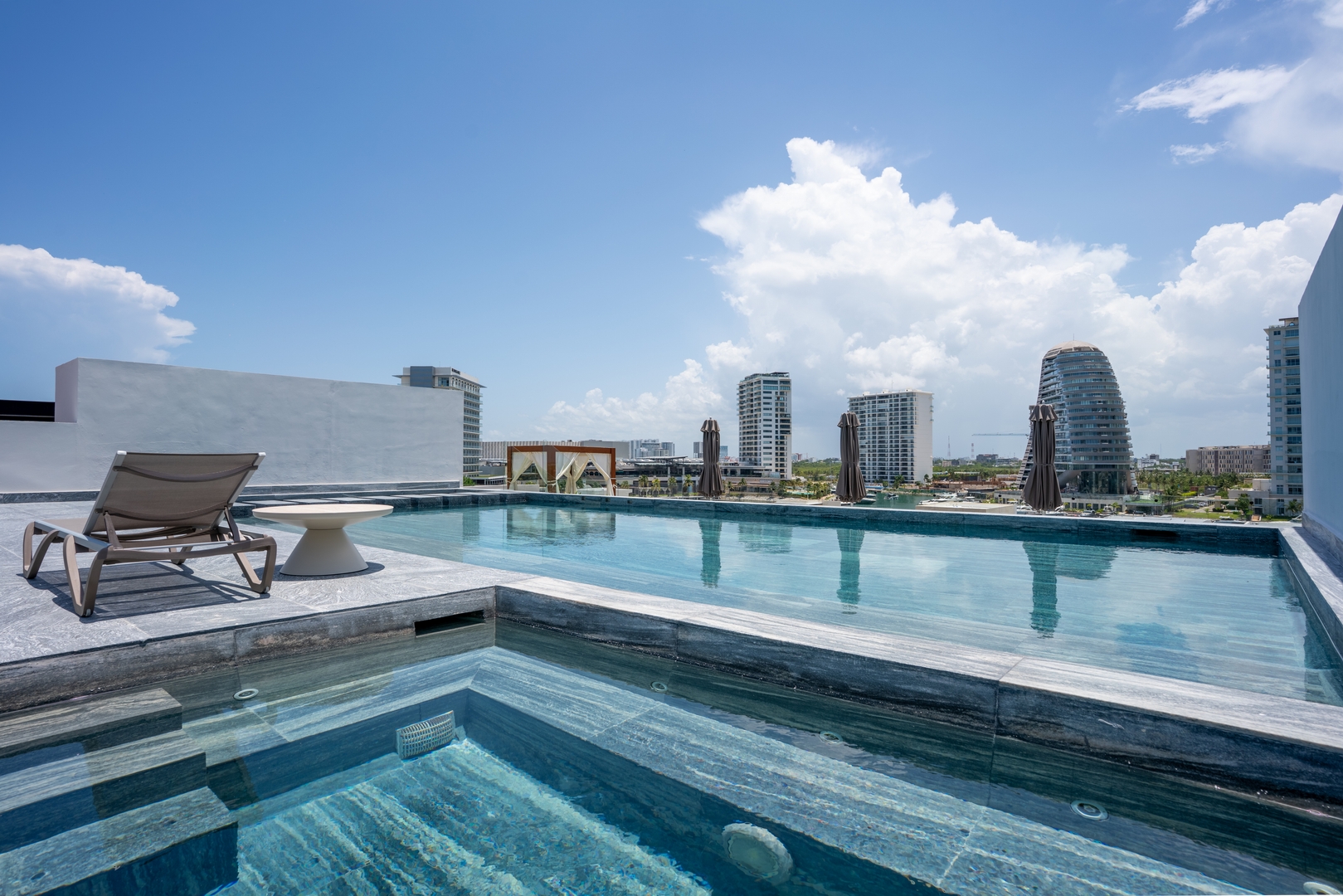 Luxury Penthouse w/ Private Rooftop & Jacuzzi Solmar Rentals