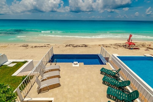 House by the sea, private pool, beach, balcony.