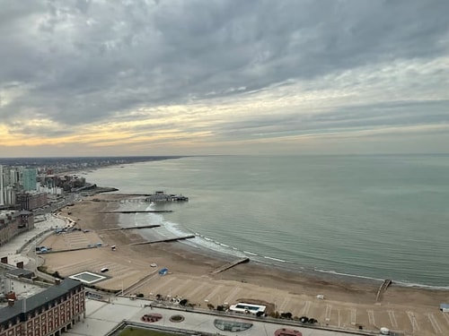 20%OFF. Renovado con vista al mar y a la ciudad!