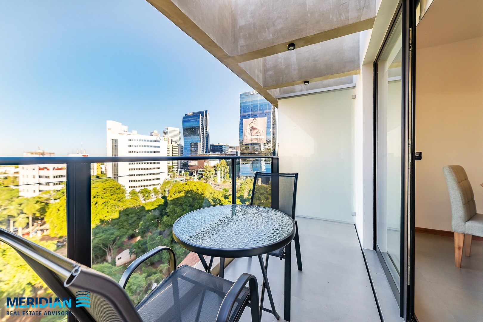 ¡A pasos del Paseo Galería y del Shopping Del Sol! Meridian Executive Rentals