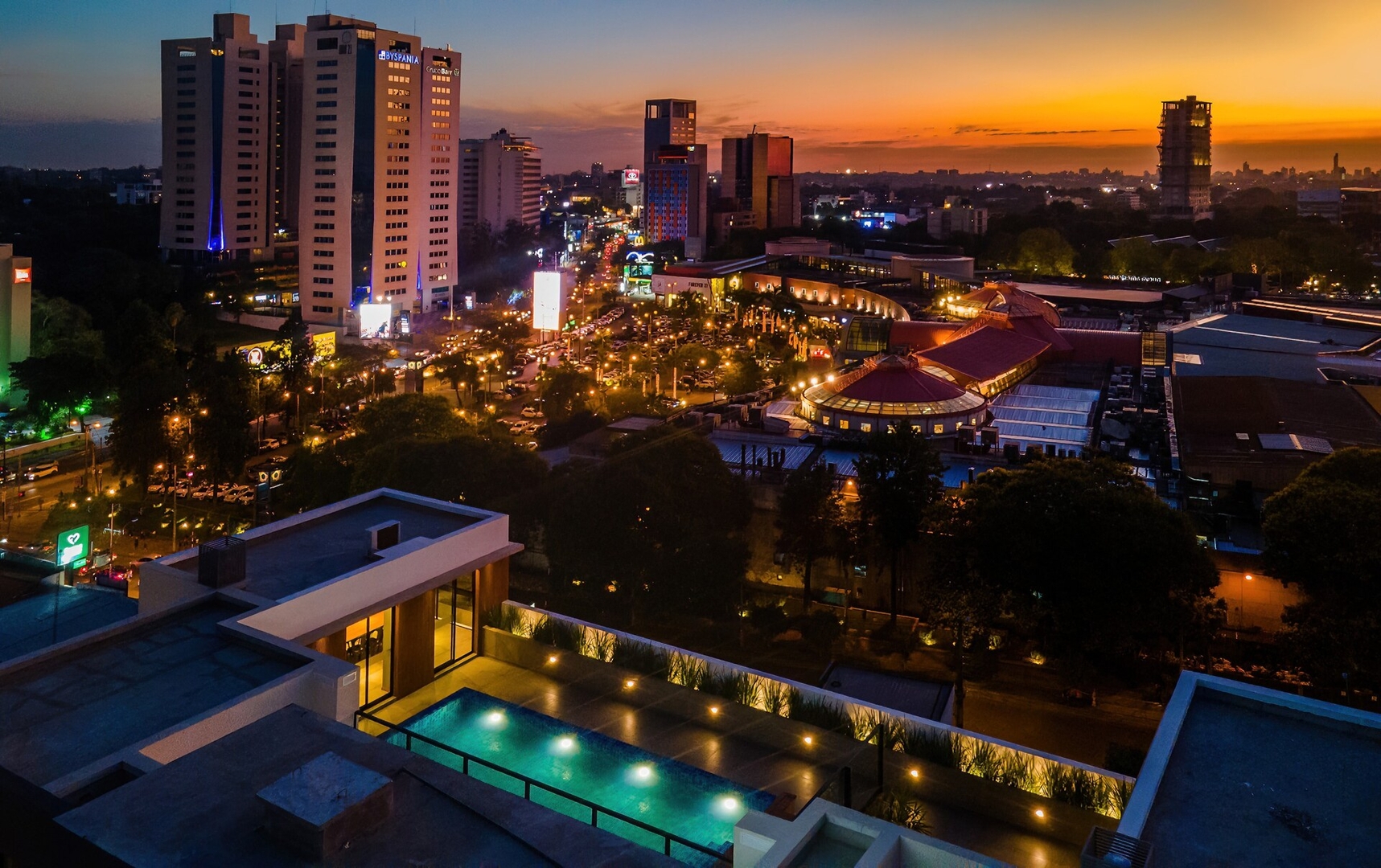 ¡A pasos del Paseo Galería y del Shopping del Sol! 14 Meridian Executive Rentals