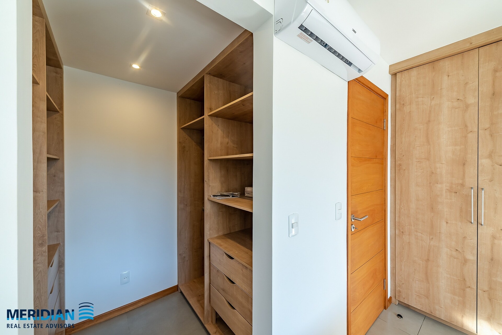 ¡A estrenar y a 30m del Shopping del Sol! 18 Meridian Executive Rentals