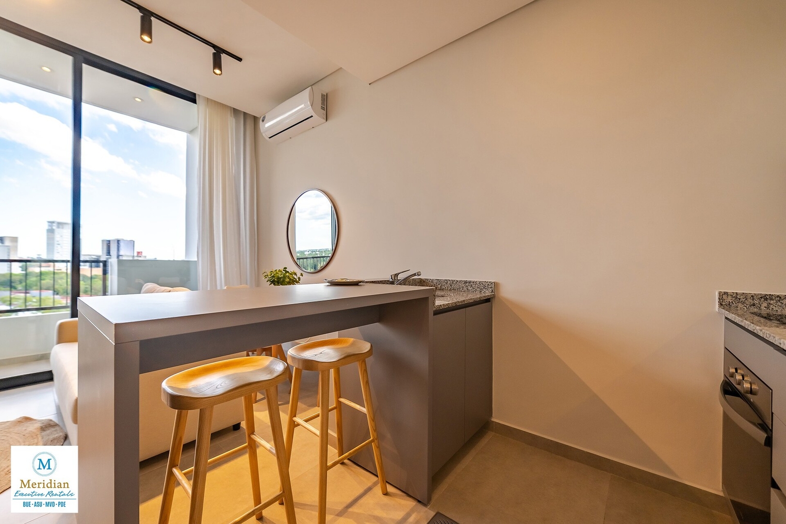 ¡A pasos del Shopping del Sol! ¡Equipamiento Full! 11 Meridian Executive Rentals