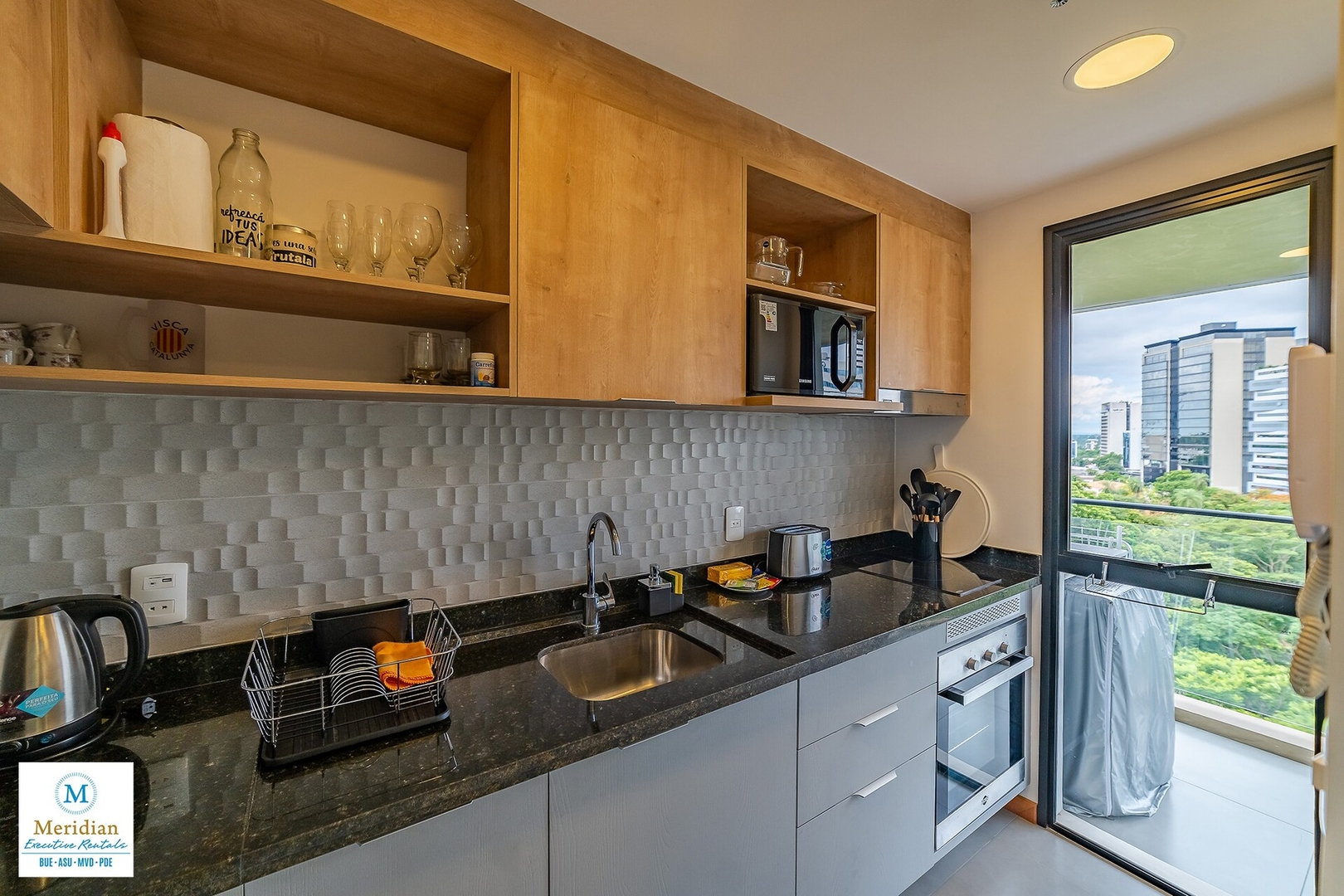 ¡A Pasos del Shopping del Sol! ¡Increíbles vistas! 7 Meridian Executive Rentals