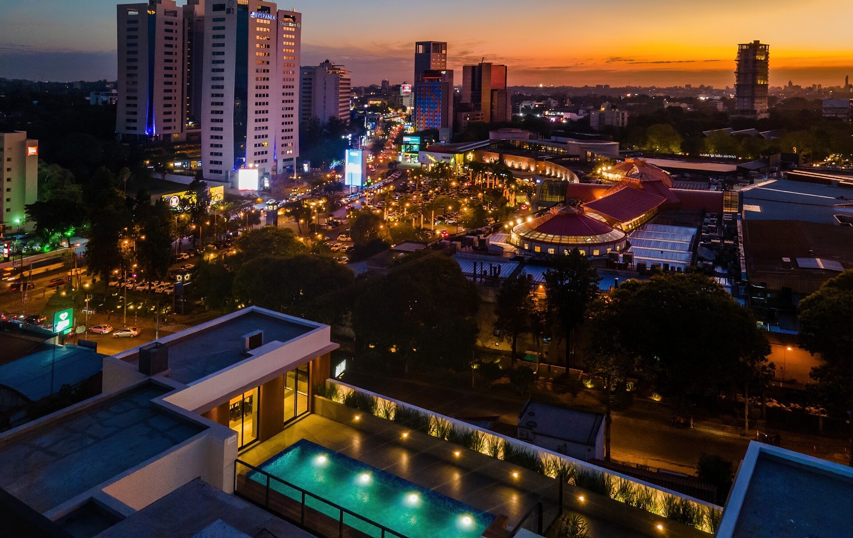 ¡A pasos del Paseo Galería y del Shopping Del Sol! 9 Meridian Executive Rentals