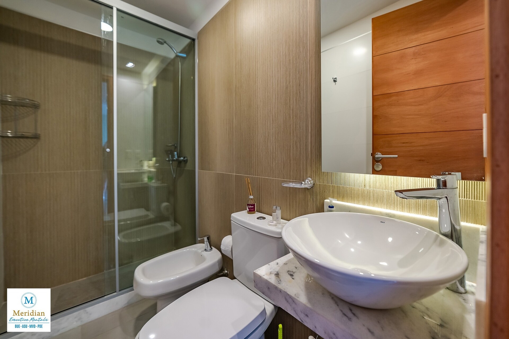 ¡A Pasos del Shopping del Sol! ¡Increíbles vistas! 9 Meridian Executive Rentals