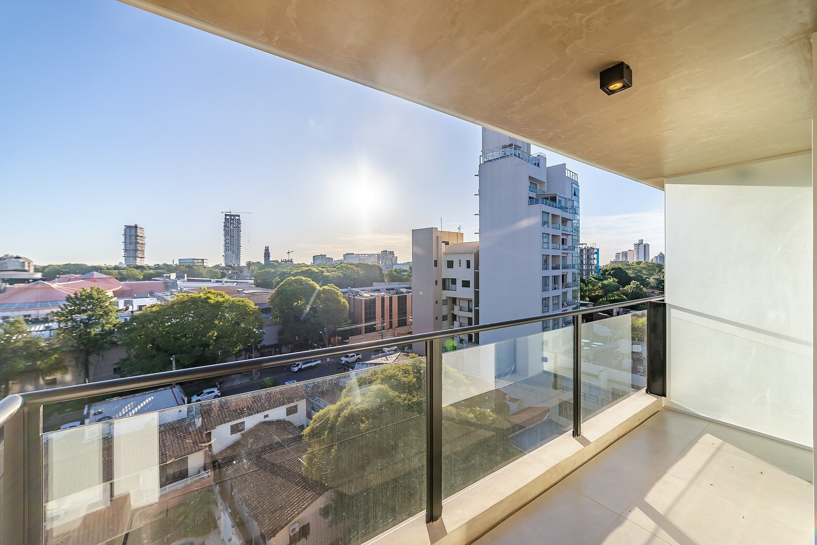 ¡A 30m del Shopping del Sol! 10 Meridian Executive Rentals