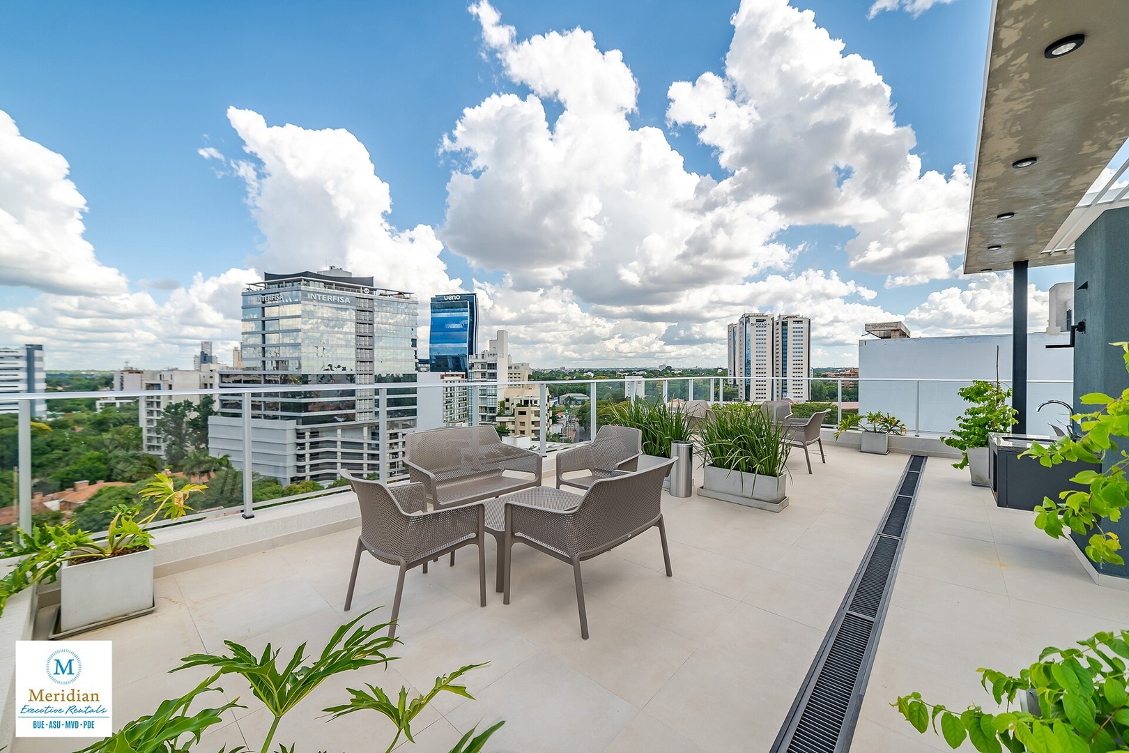 ¡A 50m del Shopping del Sol! 28 Meridian Executive Rentals