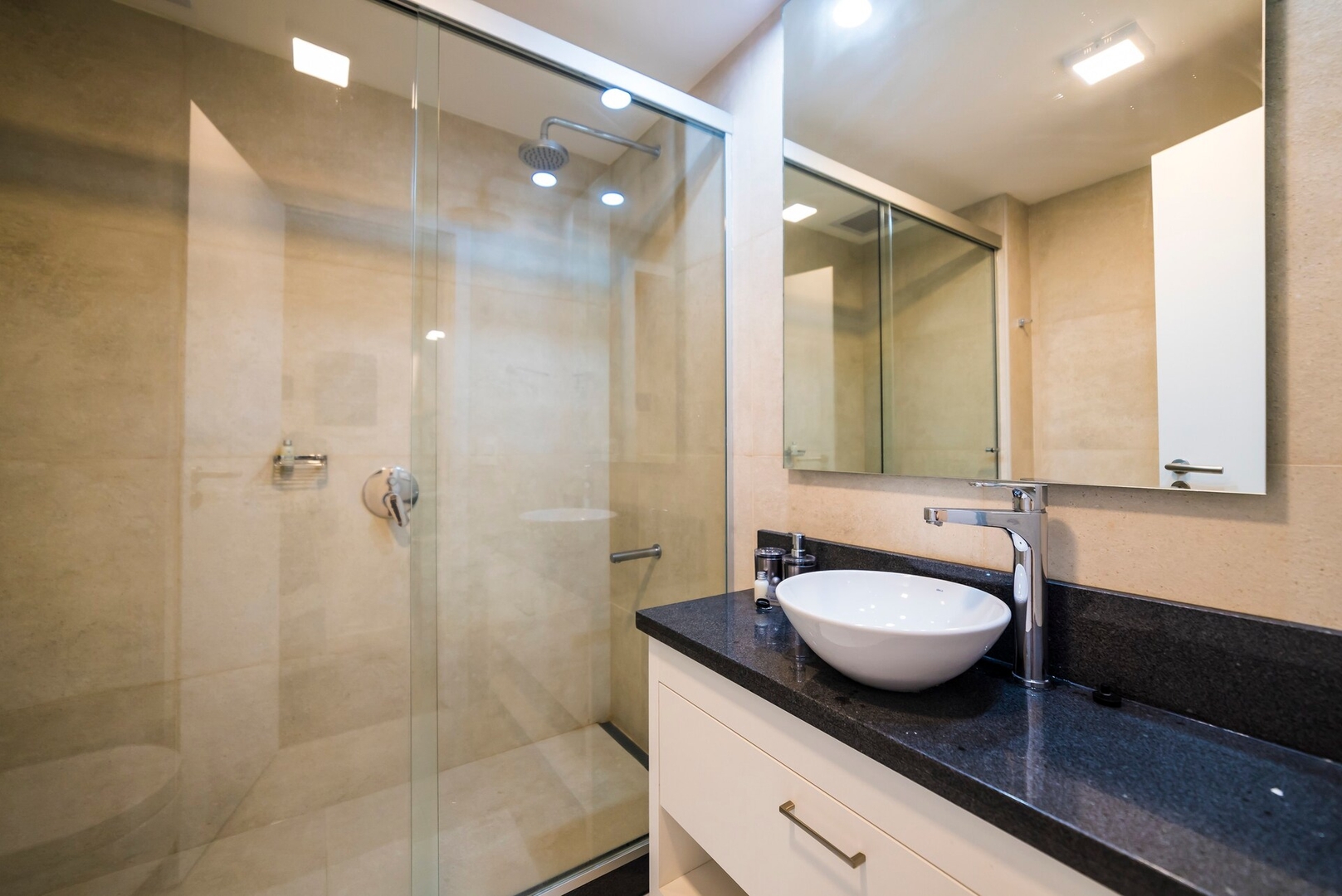 1 Bedroom Luxury Apartment close to everything! 13 Meridian Executive Rentals