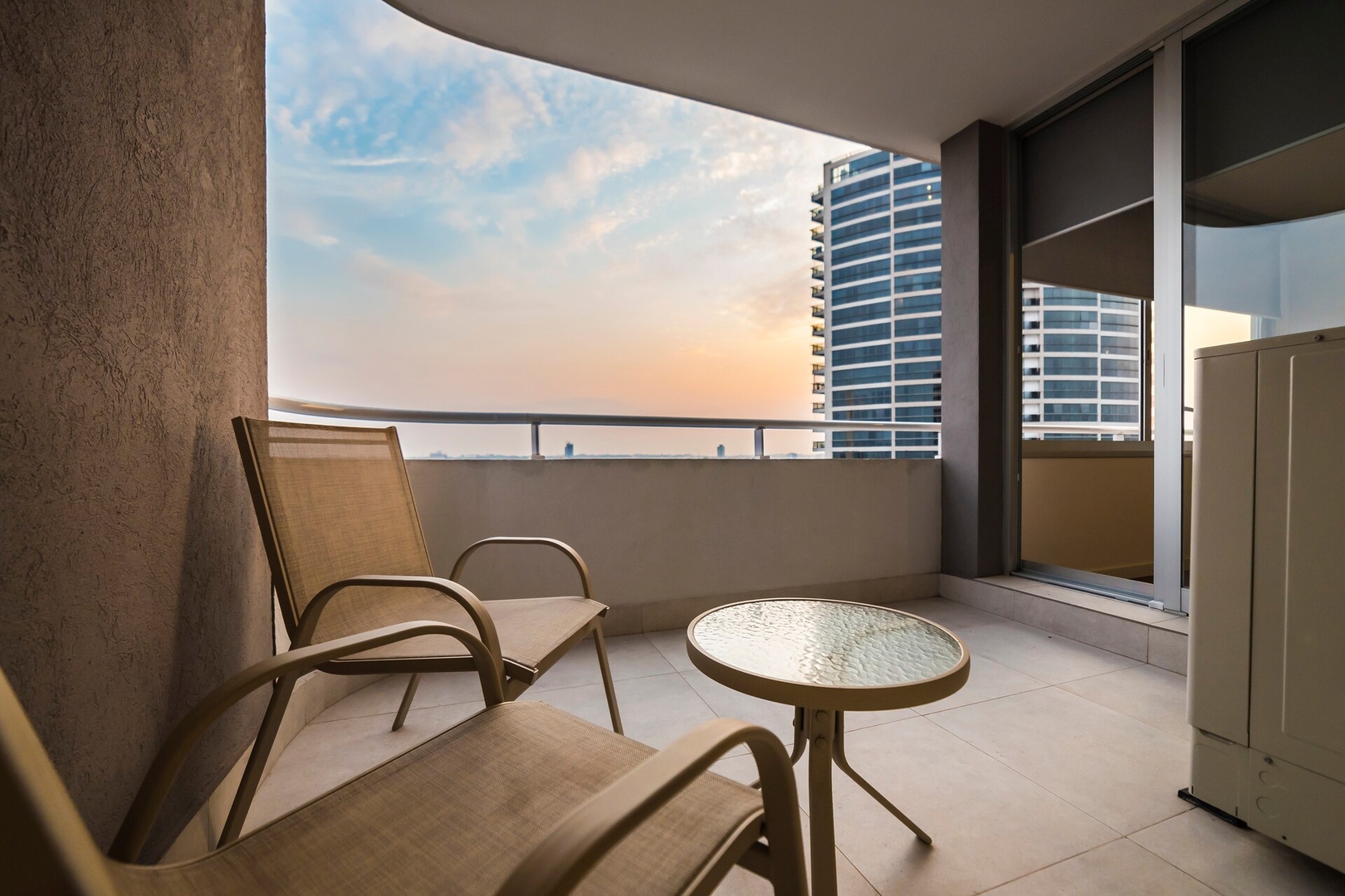 1 Bedroom Luxury Apartment close to everything! 4 Meridian Executive Rentals