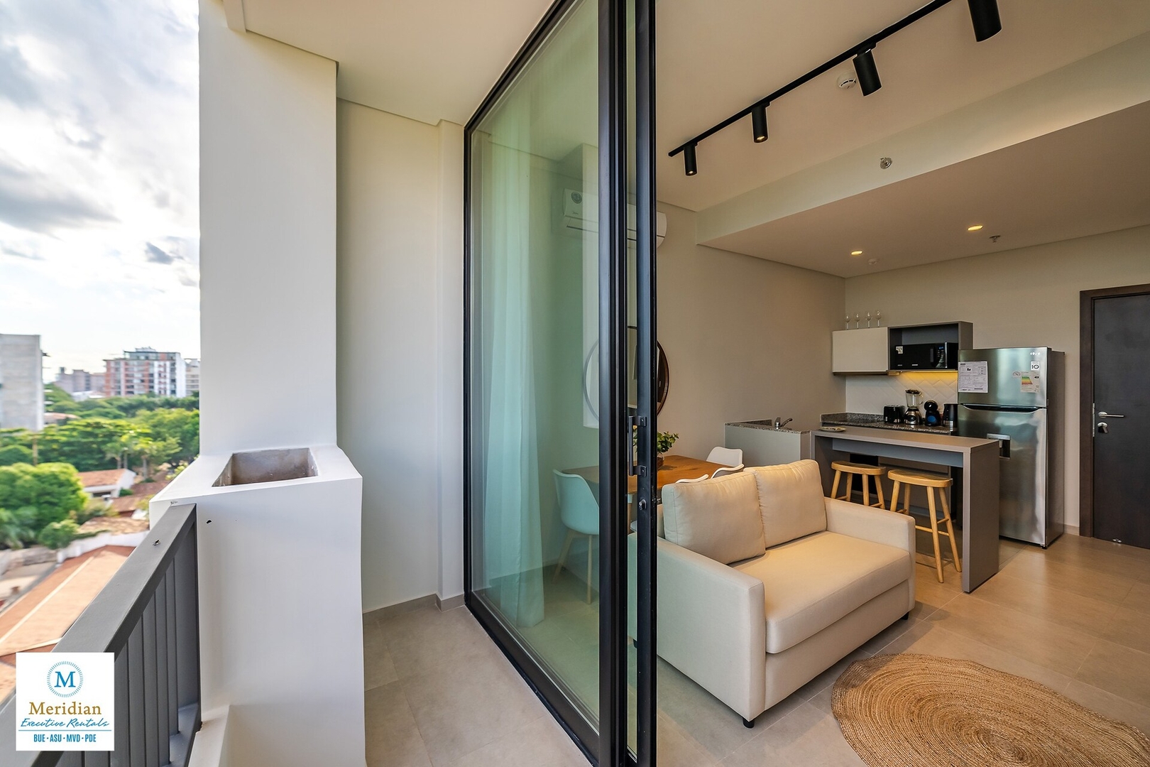 ¡A pasos del Shopping del Sol! ¡Equipamiento Full! 14 Meridian Executive Rentals