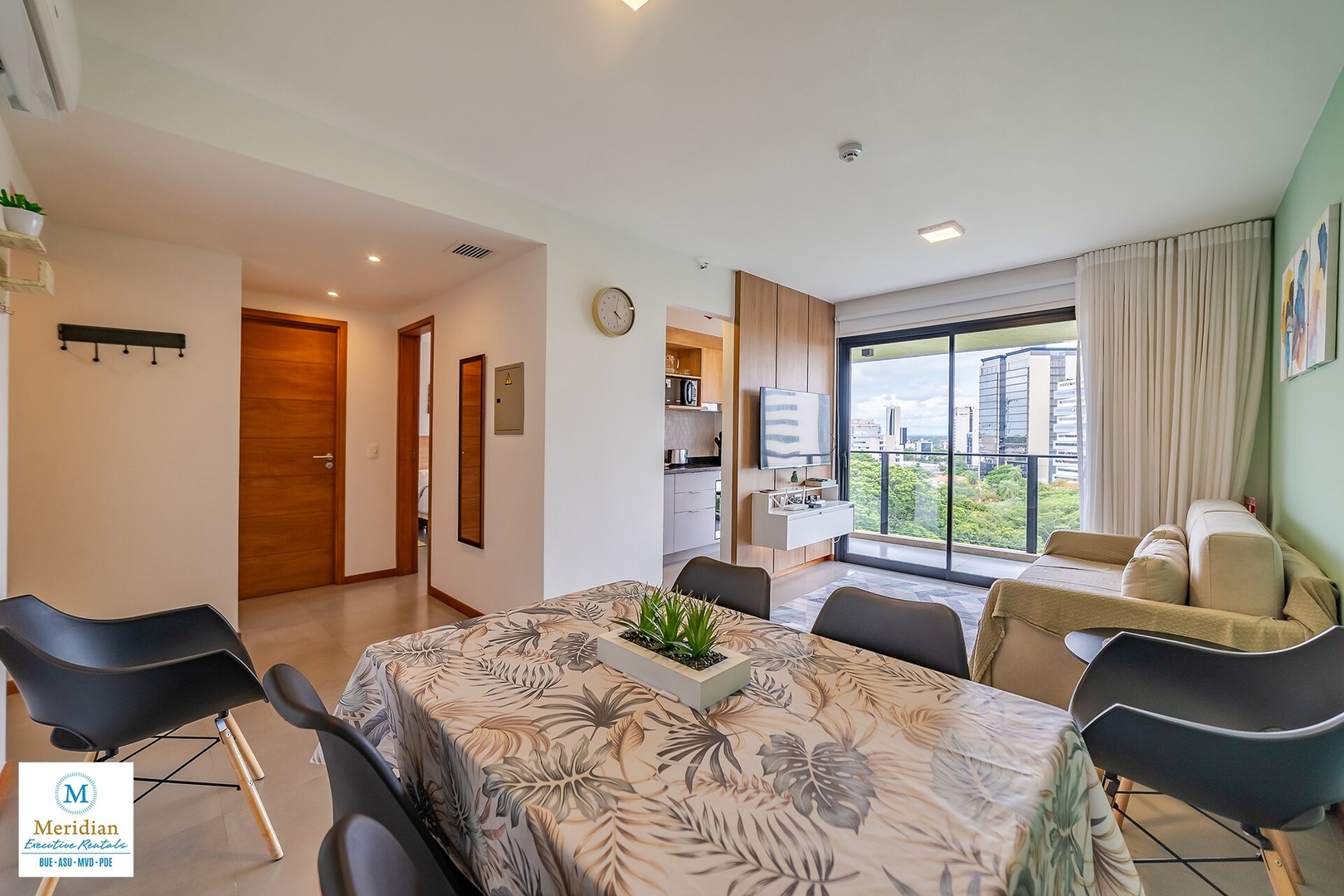 ¡A Pasos del Shopping del Sol! ¡Increíbles vistas! 8 Meridian Executive Rentals