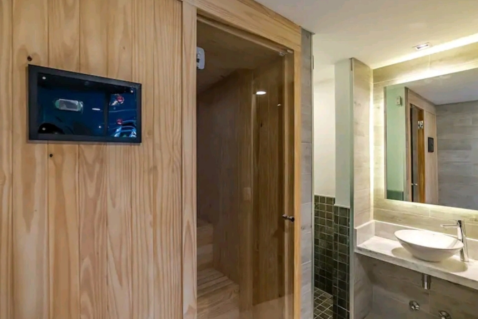 ¡A pasos del Paseo Galería y del Shopping Del Sol! 20 Meridian Executive Rentals