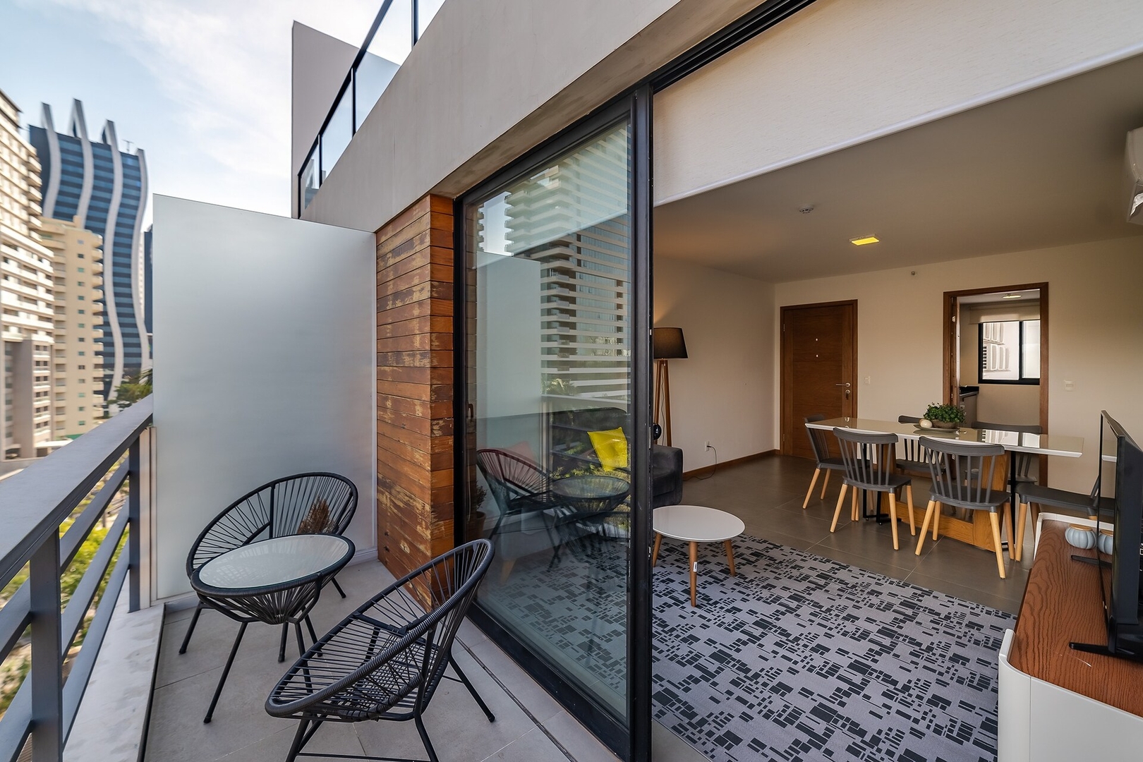 A 2 cuadras de Paseo la Galería! 15 Meridian Executive Rentals