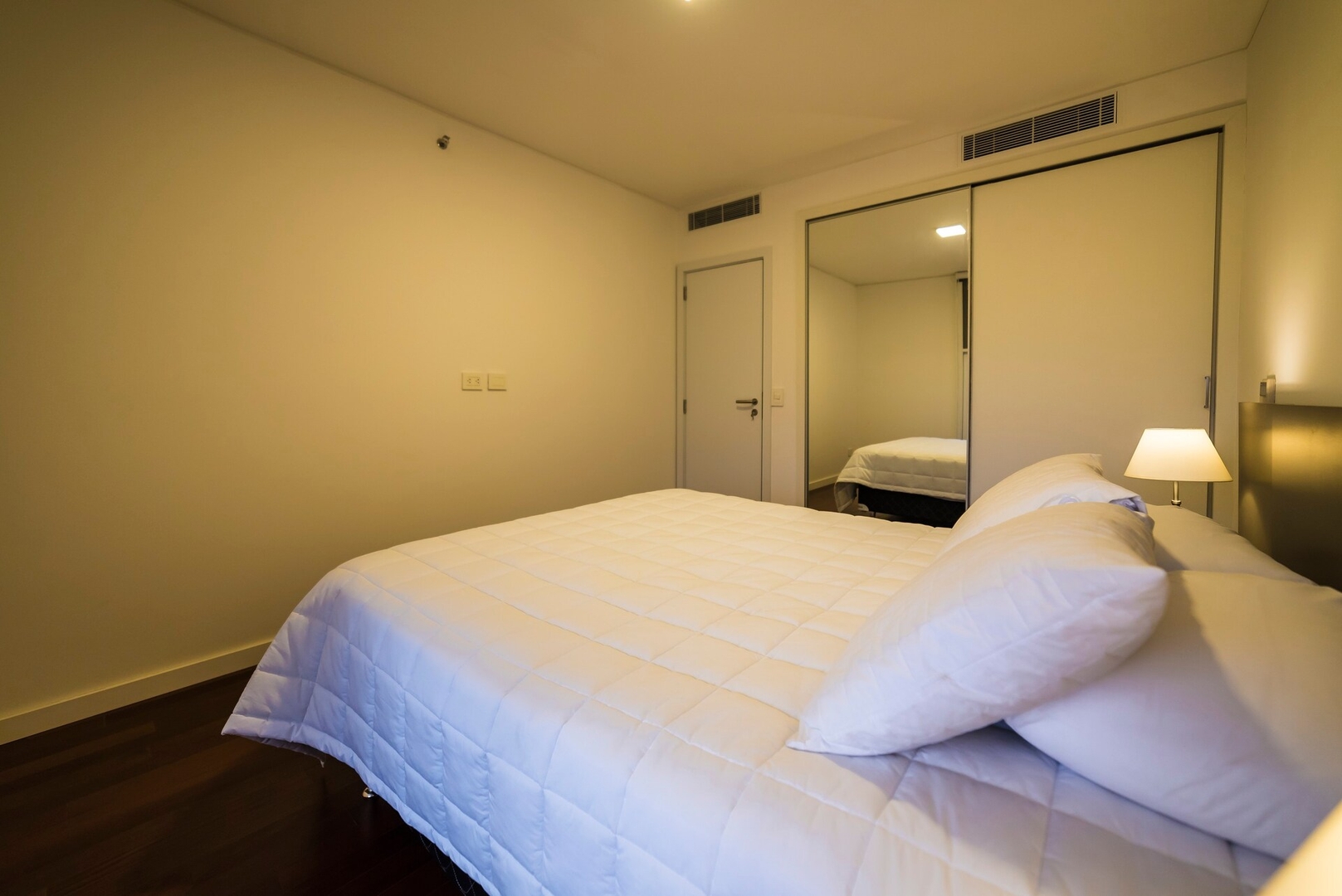 1 Bedroom Luxury Apartment close to everything! 6 Meridian Executive Rentals