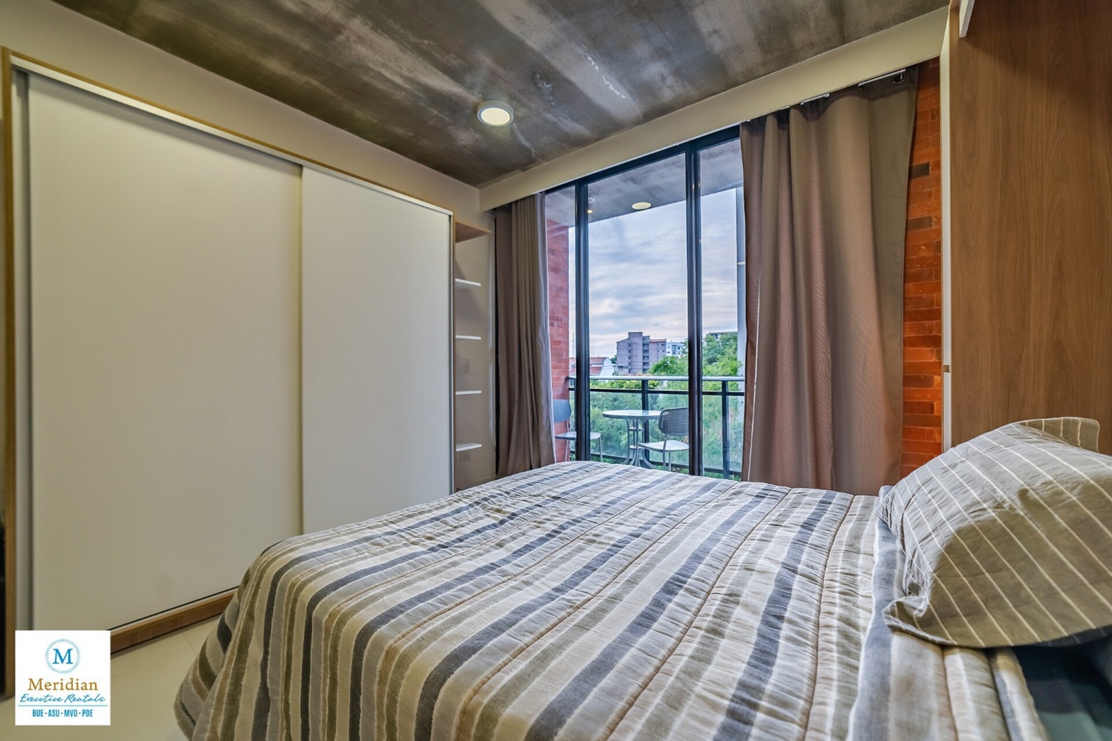 A pasos del Shopping del Sol!High Speed WiFi! 2 Meridian Executive Rentals