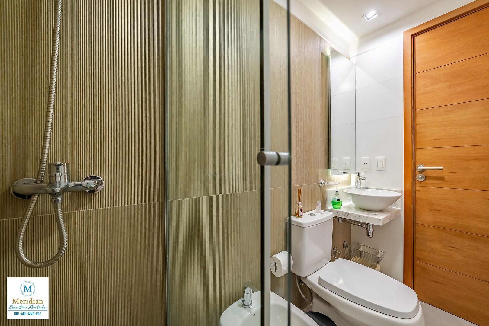 ¡A Pasos del Shopping del Sol! ¡Increíbles vistas! 6 Meridian Executive Rentals