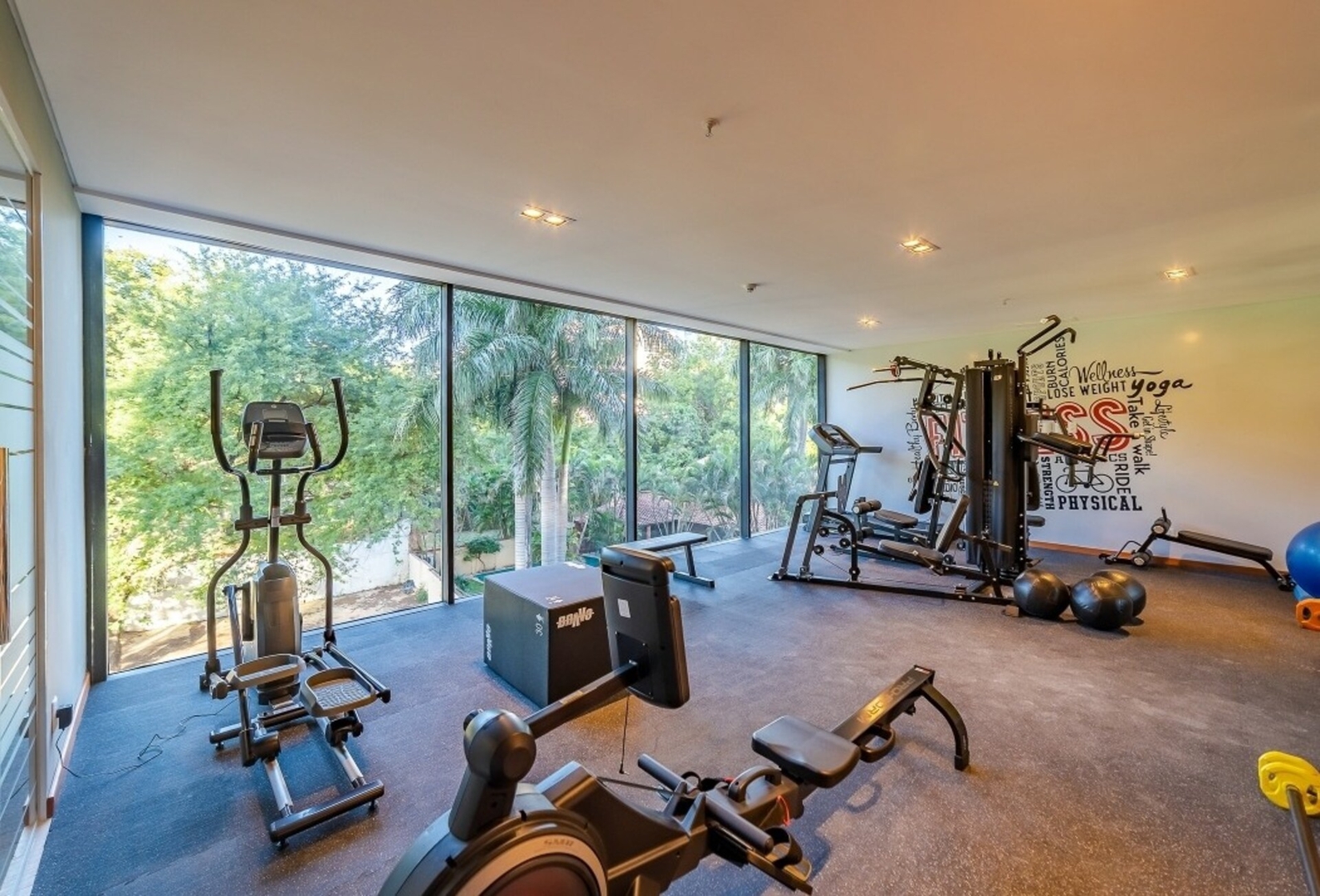 ¡A pasos del Paseo Galería y del Shopping del Sol! 12 Meridian Executive Rentals