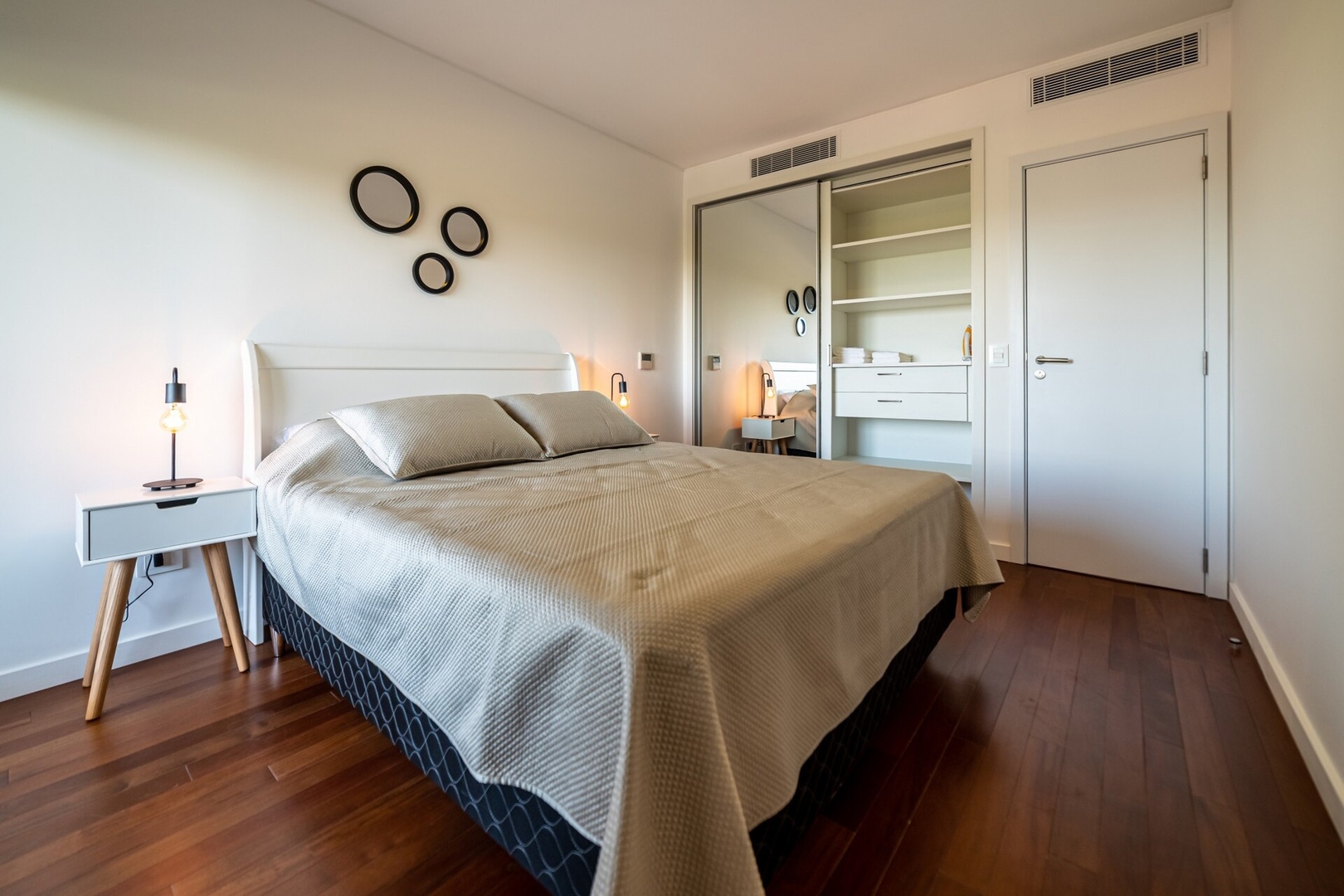 SkyTower, a pasos de todo lo mejor de ASU! 7 Meridian Executive Rentals