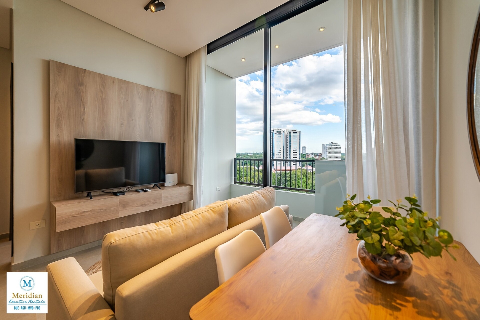 ¡A pasos del Shopping del Sol! ¡Equipamiento Full! 5 Meridian Executive Rentals