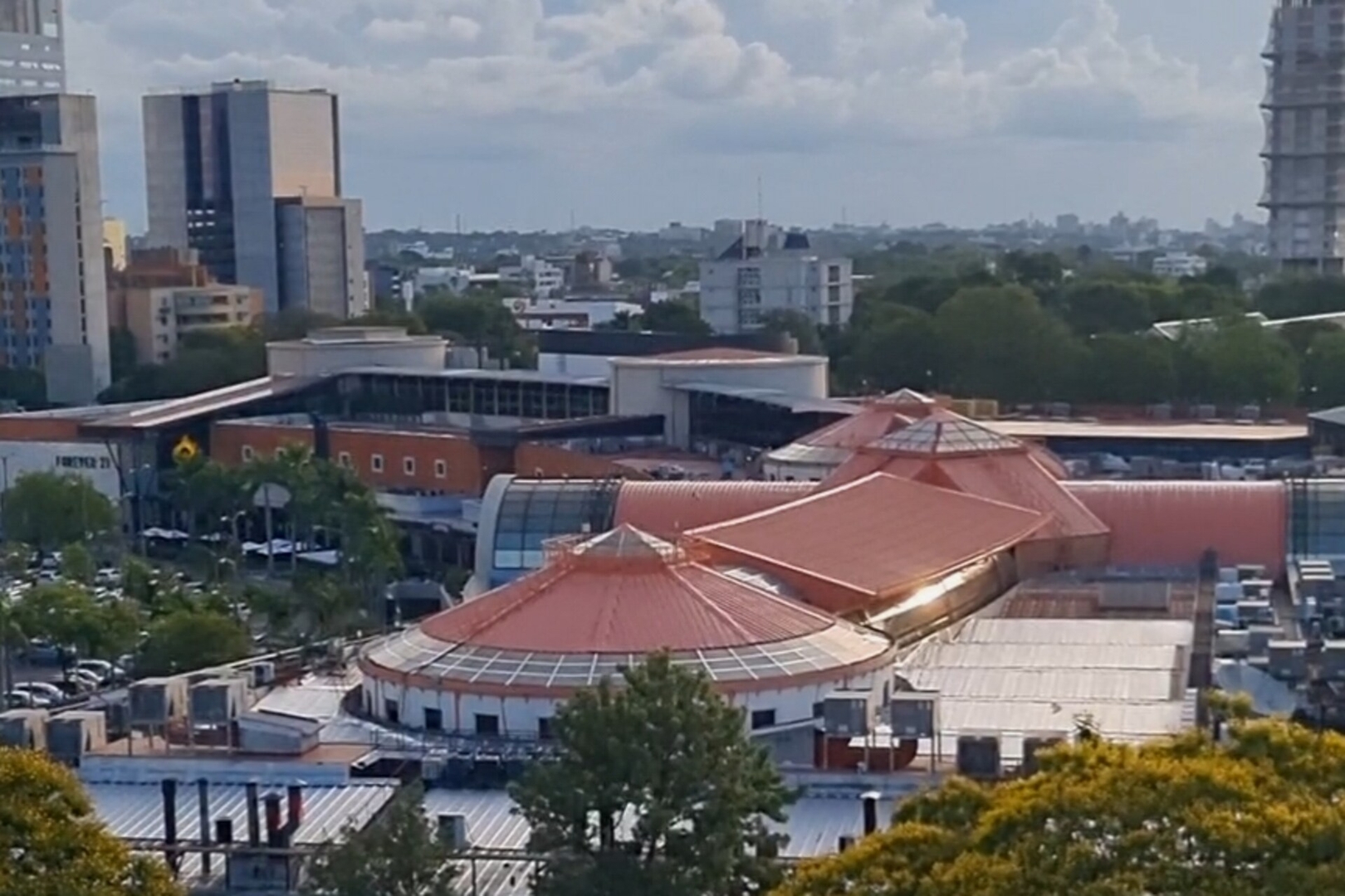 ¡A pasos del Paseo Galería y del Shopping del Sol! 18 Meridian Executive Rentals