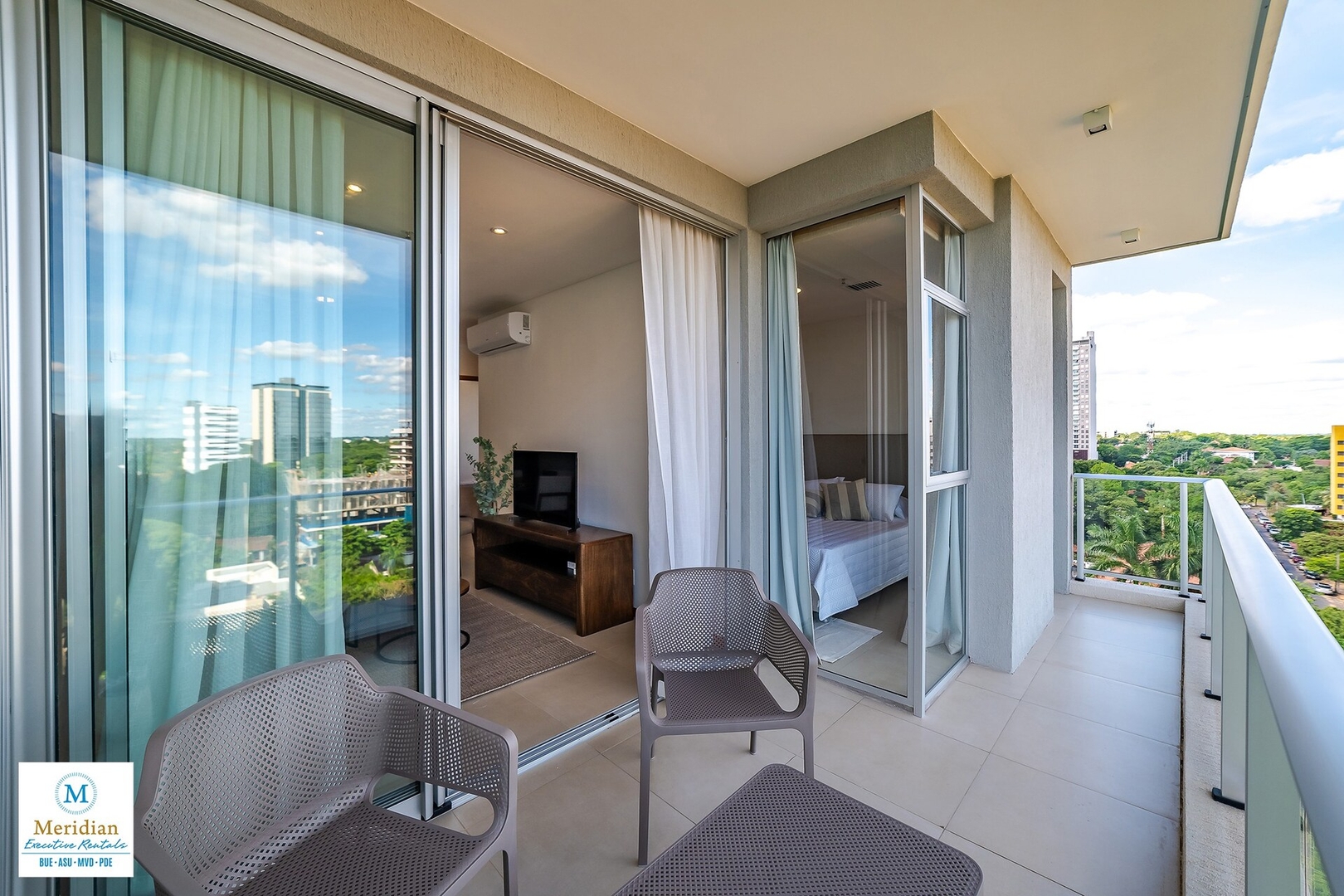 ¡A 50m del Shopping del Sol! 16 Meridian Executive Rentals