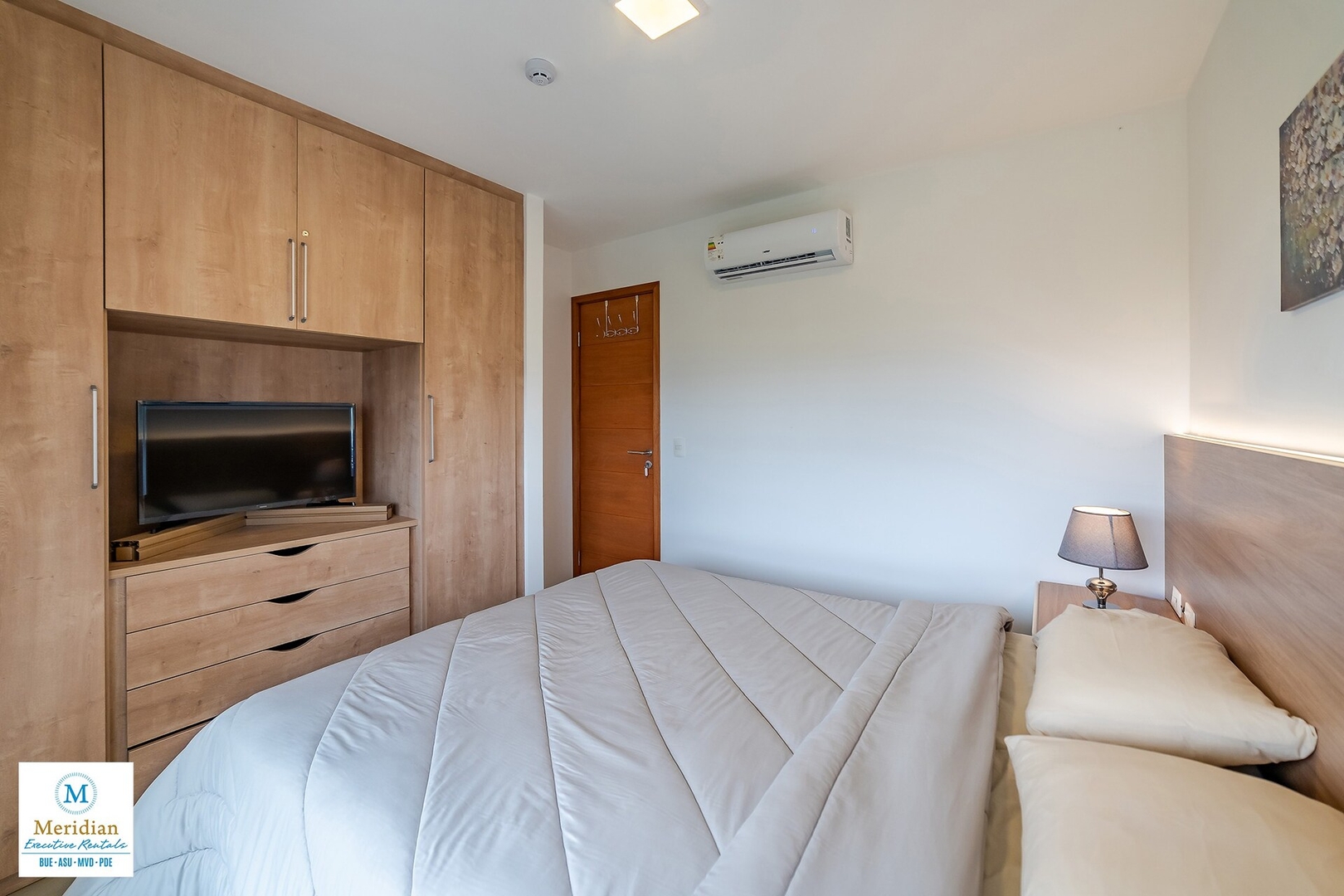 ¡A Pasos del Shopping del Sol! ¡Increíbles vistas! 2 Meridian Executive Rentals