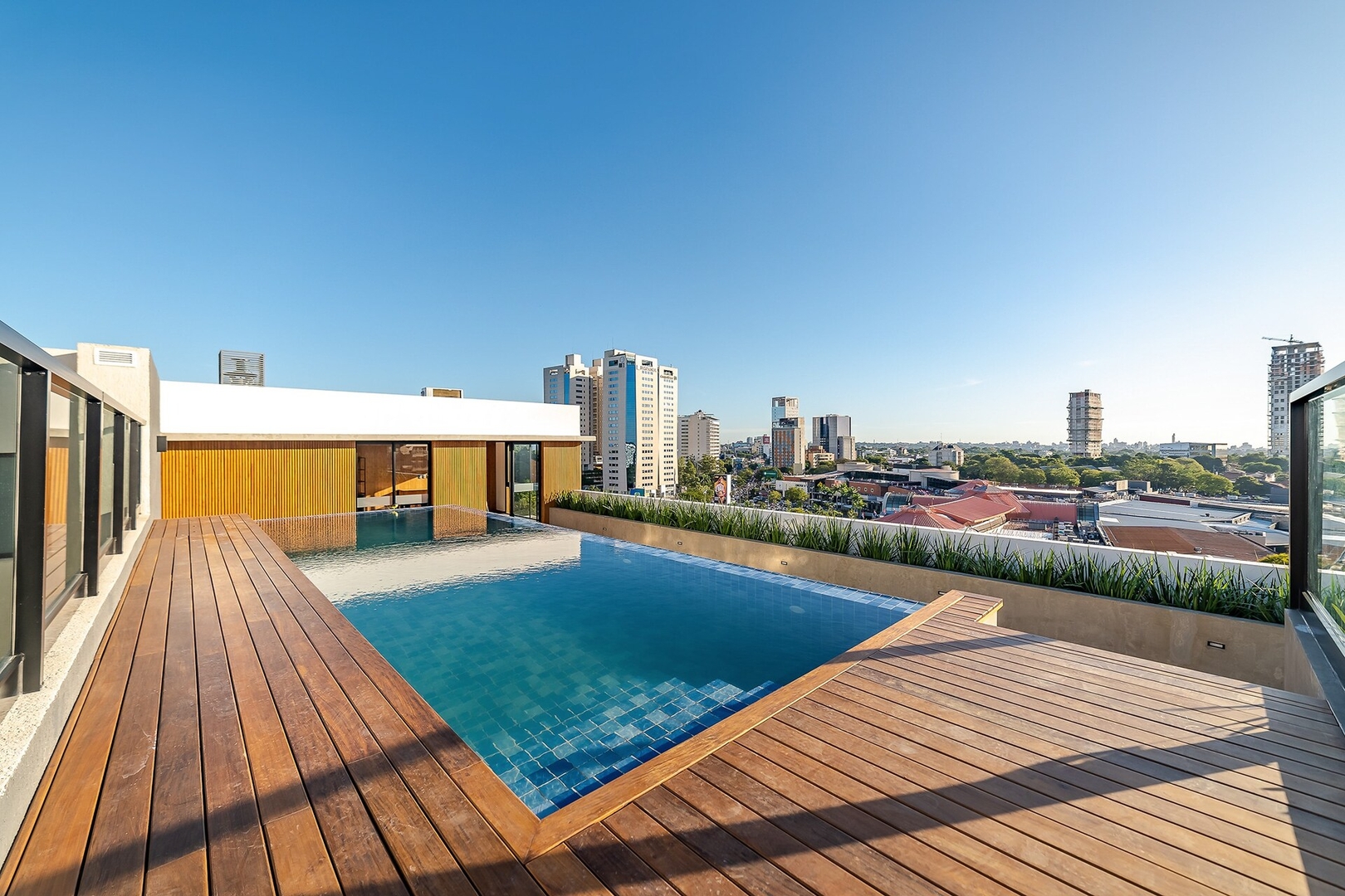 ¡A pasos del Paseo Galería y del Shopping Del Sol! 14 Meridian Executive Rentals