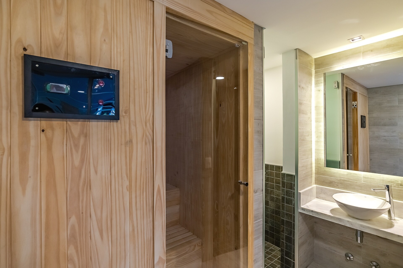 ¡A pasos del Paseo Galería y del Shopping Del Sol! 13 Meridian Executive Rentals