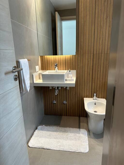 Alban. A pasos del shopping del Sol! 10 Meridian Executive Rentals