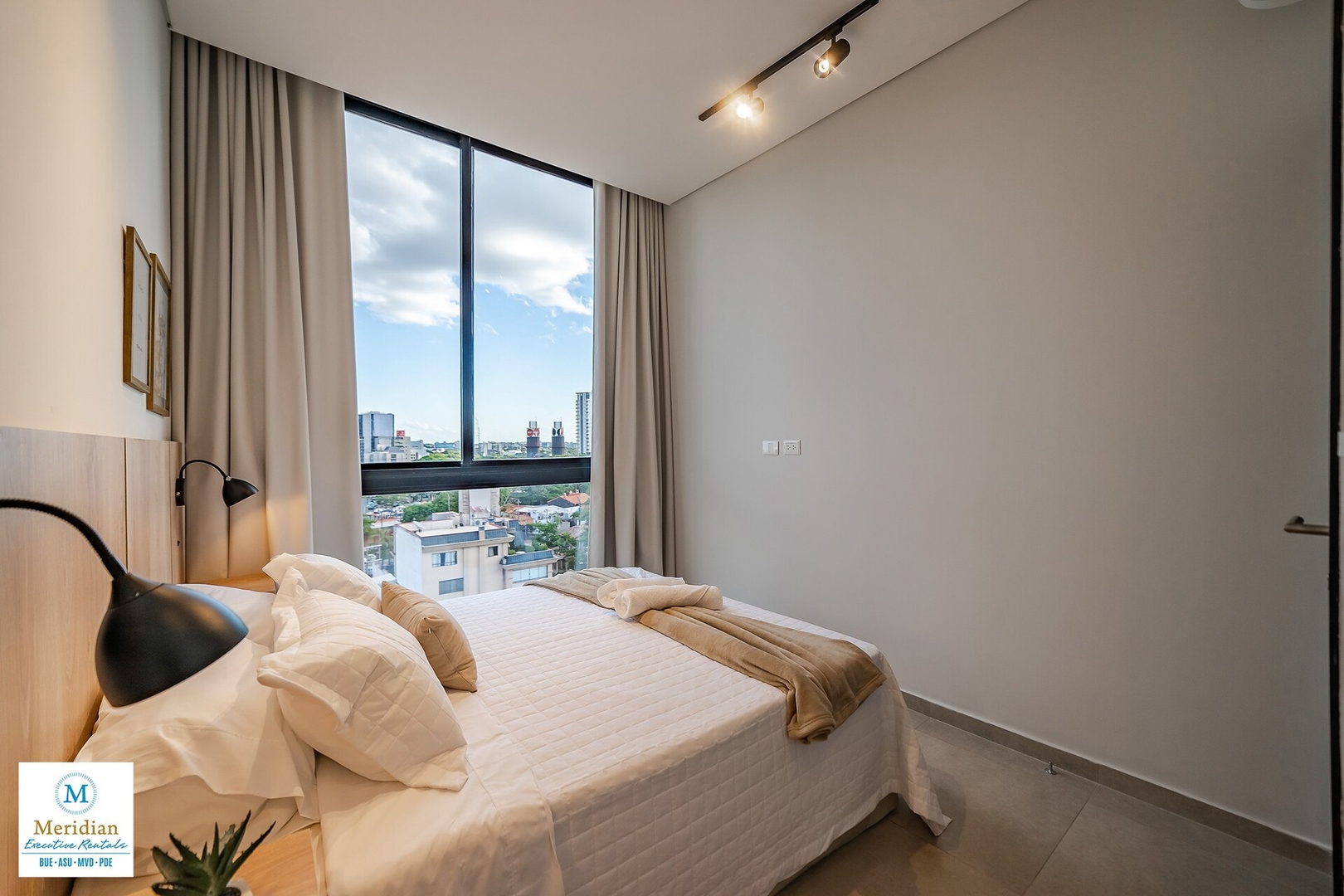 ¡A pasos del Shopping del Sol! ¡Equipamiento Full! 1 Meridian Executive Rentals