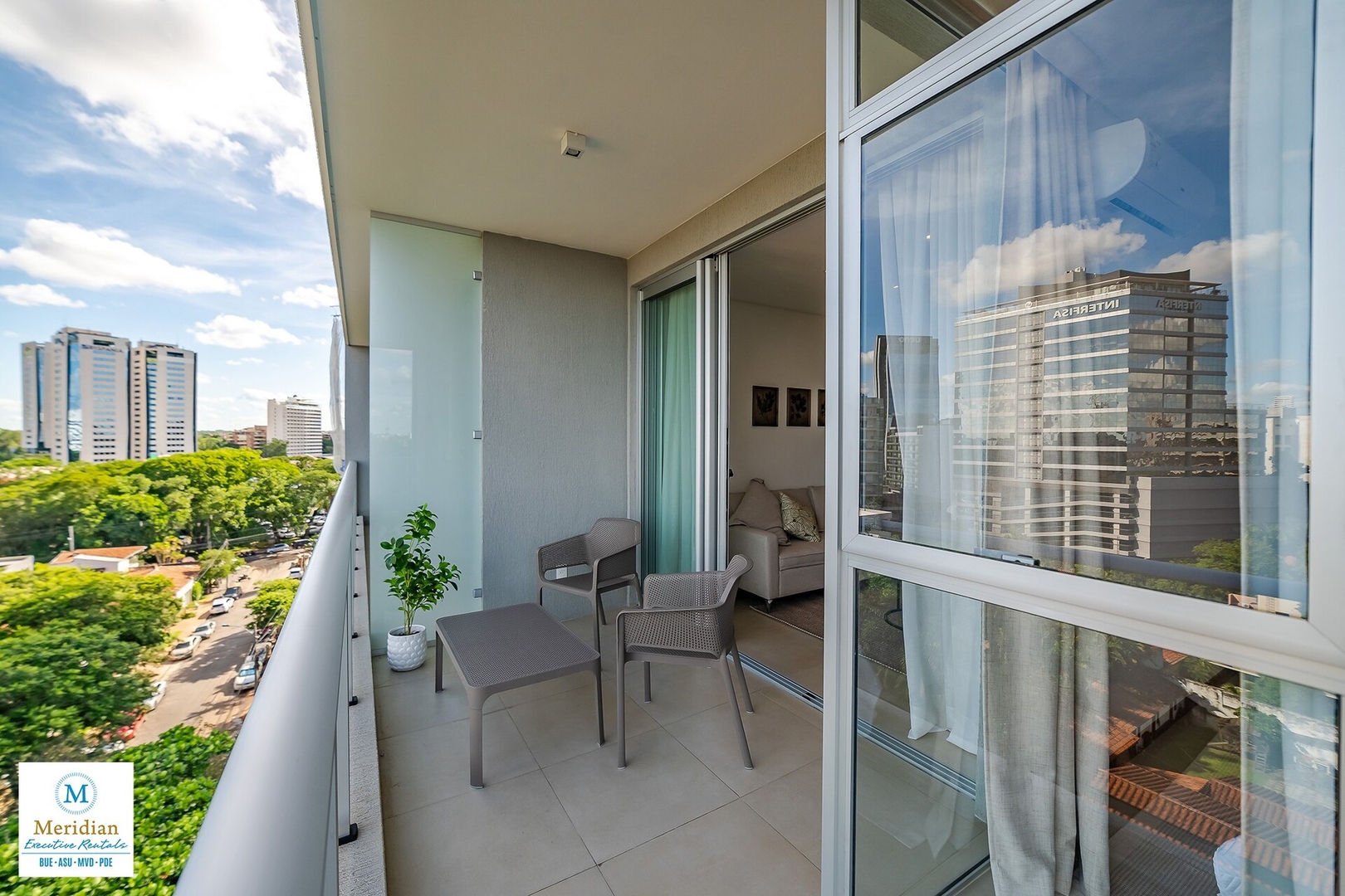 ¡A 50m del Shopping del Sol! 19 Meridian Executive Rentals