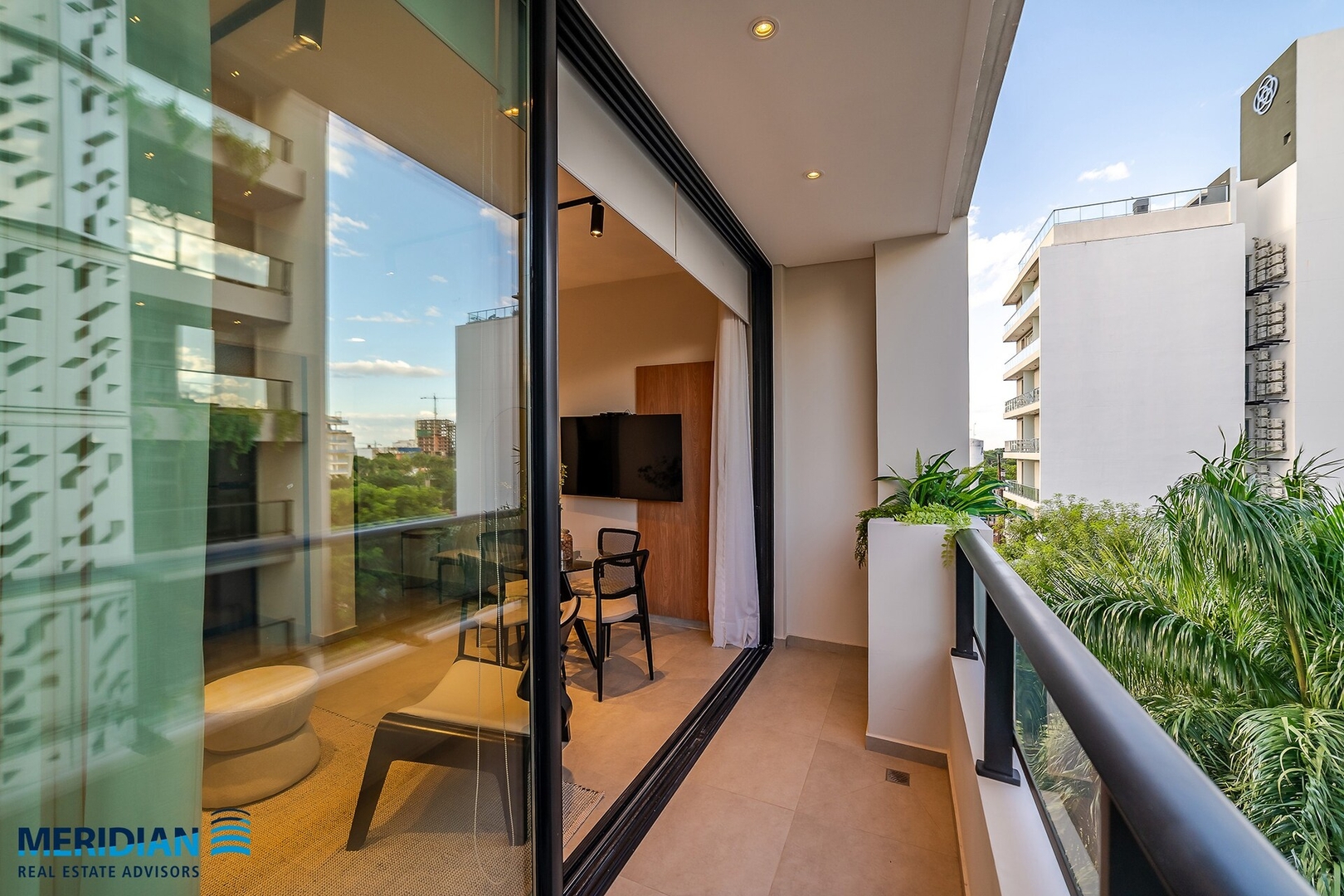 ¡A pasos del Shopping del Sol c/deco profesional! 15 Meridian Executive Rentals