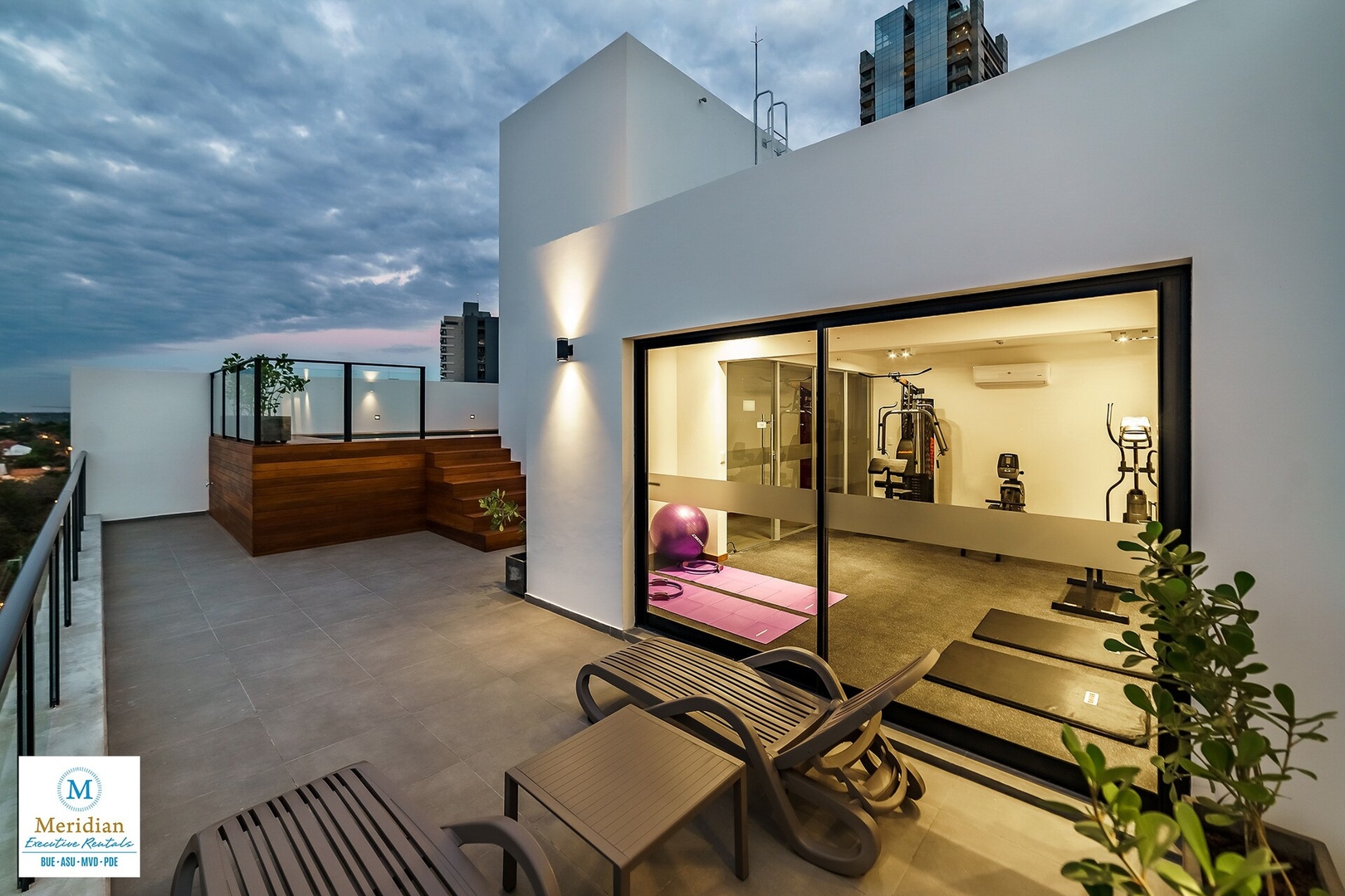 ¡A pasos de Paseo Galería! 5 Meridian Executive Rentals