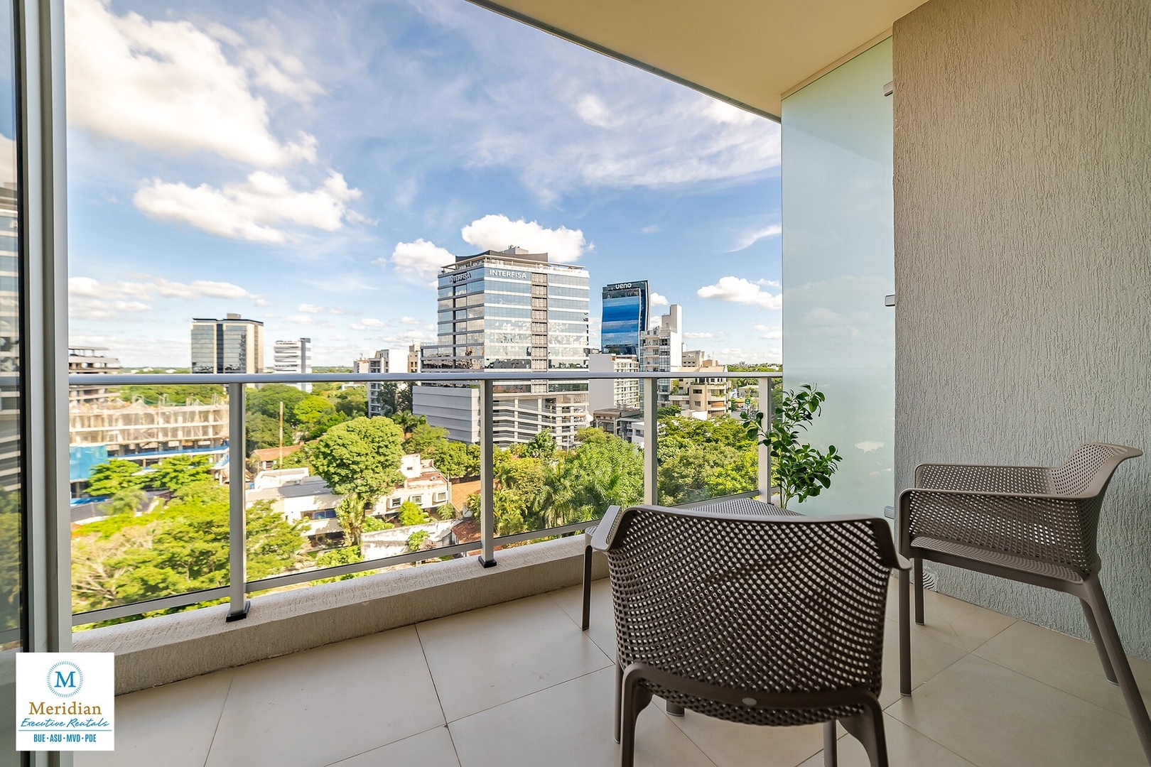 ¡A 50m del Shopping del Sol! 17 Meridian Executive Rentals