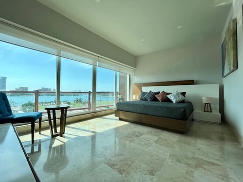 Amanece viendo cruceros y el mar