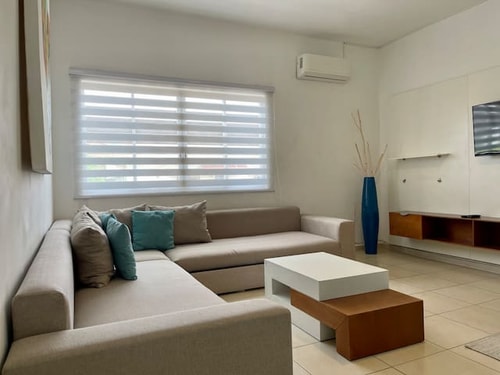 Amplio condominio en colonia Versalles -