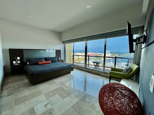 Amanecer increíble viendo al mar