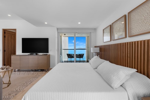 Cómoda suite c/ doble vista ¡Ciudad + mar y playa!