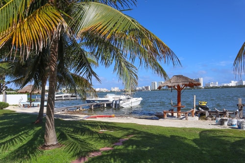 Apt w/ Pool & Lagoon View in Hotel Zone 16 El Corazon del Caribe