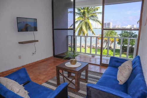 Apt w/ Pool & Lagoon View in Hotel Zone 0 El Corazon del Caribe