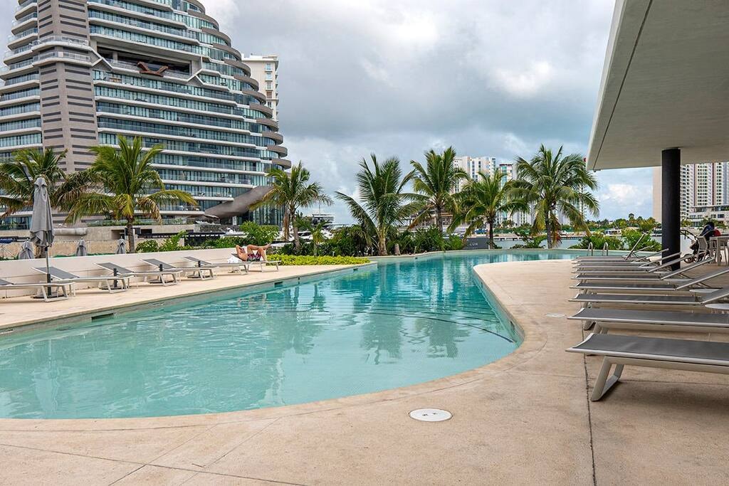 Exclusive apartment in Puerto Cancun, access pool El Corazon del Caribe