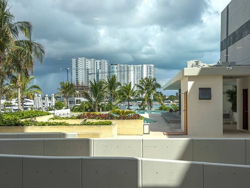 Exclusive apartment in Puerto Cancun, access pool 19 El Corazon del Caribe