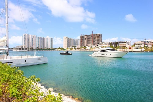 Luxury Apt with Balcony, Marina Puerto Cancún 28 El Corazon del Caribe