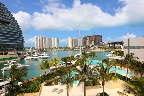 Luxury Apt with Balcony, Marina Puerto Cancún 30 El Corazon del Caribe